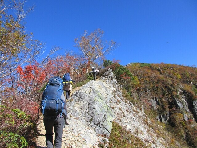 パノラマを満喫できる危ない稜線歩き