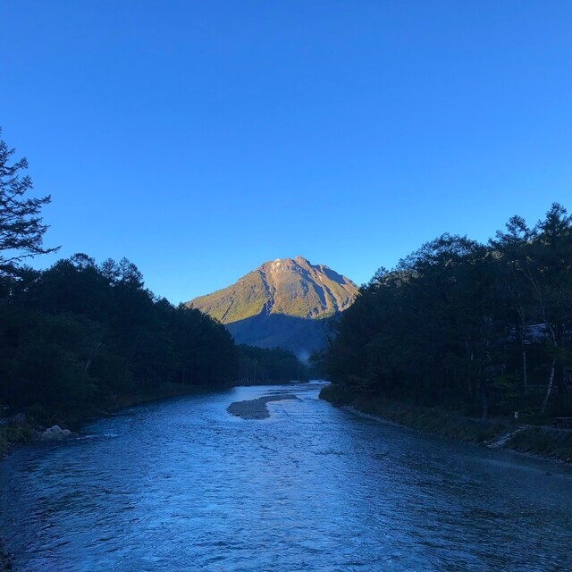 上高地から見る焼岳