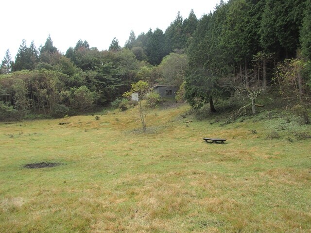 黍殻避難小屋の目の前の原っぱ