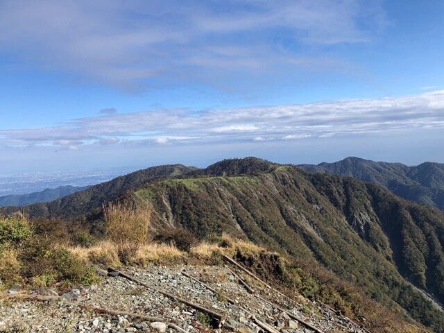 蛭ヶ岳の山頂からの丹沢主脈縦走路の景色