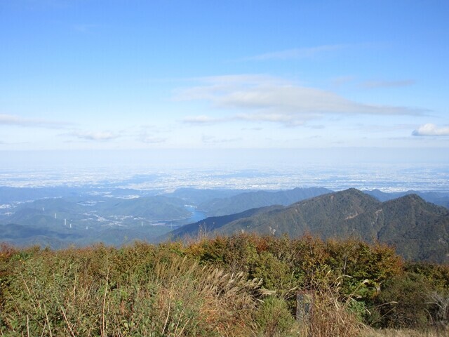 丹沢主脈縦走日帰り登山のスタート地点である宮ヶ瀬湖を遠望