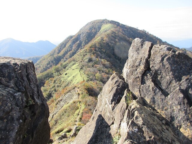 鬼ヶ岩からの蛭ヶ岳の景色