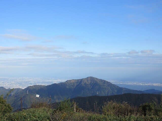 竜ヶ馬場で大山を眺めながら休憩の様子