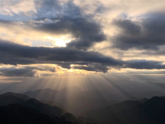 塔ノ岳山頂でダイヤモンド富士を眺めている様子