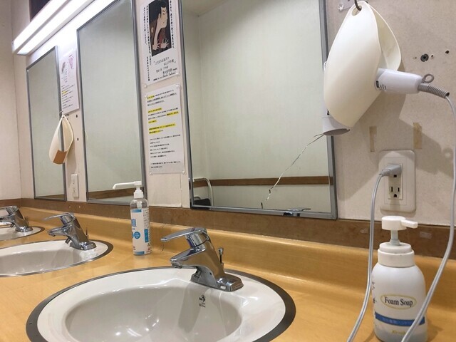 せせらぎの湯松本の洗面台の様子