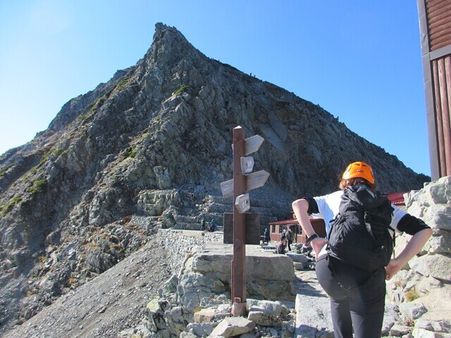 穂高岳山荘の目の前が奥穂高岳