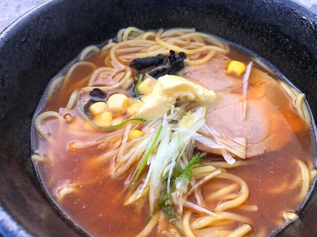 で穂高岳山荘の食事のレビューの様子