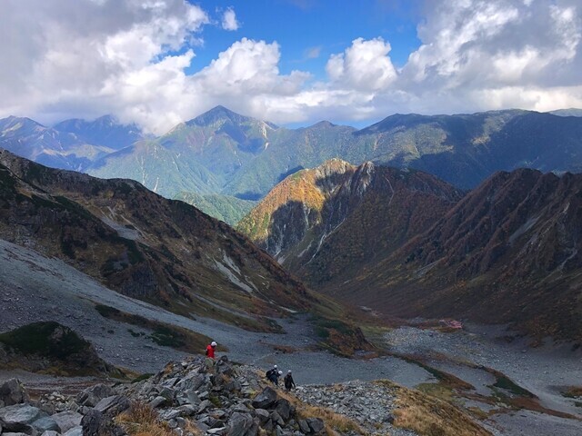 穂高岳山荘の眼下に広がる涸沢カール景色