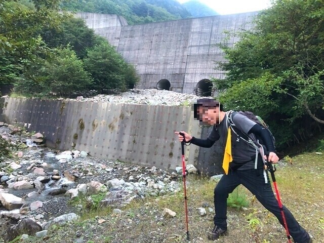 大ナジカ峠丸沢バリエーションルートを無事に完歩して喜びを爆発させている登山者