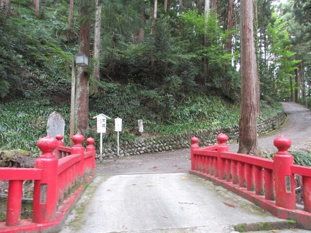 久遠寺へ至る女坂ルート入口