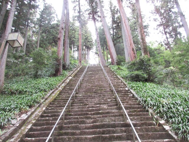 久遠寺へ至る男坂