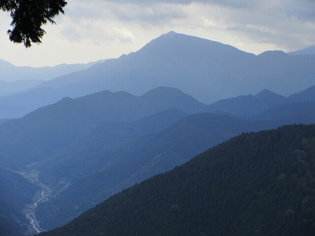 身延山からの景色を堪能している様子