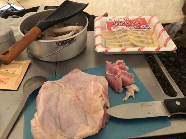 肉を切ってキャンプ料理を開始した様子