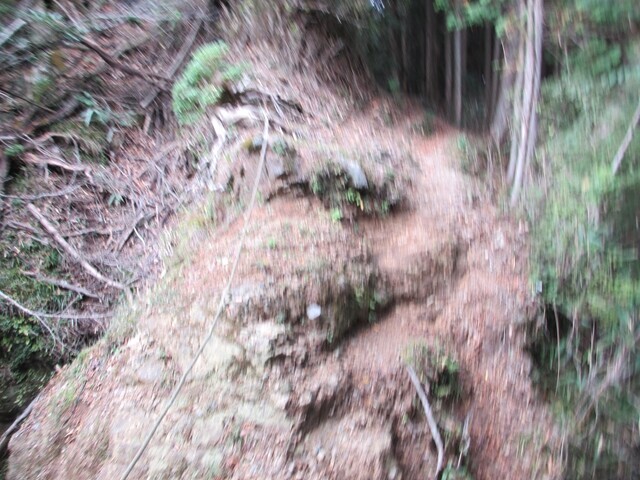 高ドッキョウの登山道