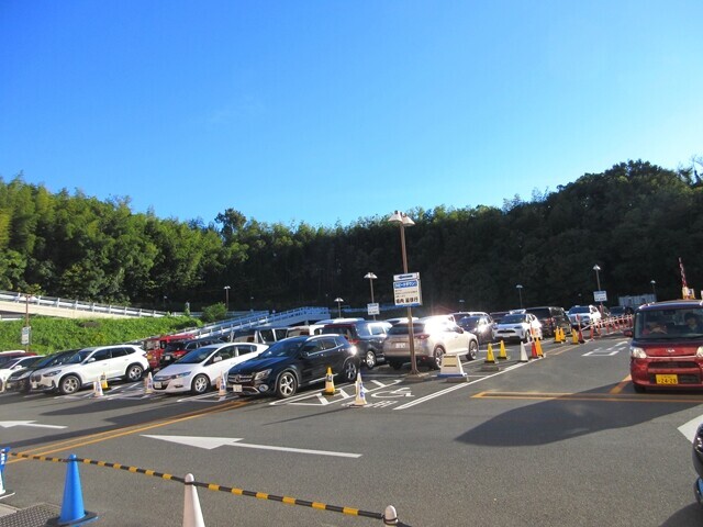 箕輪湯元水春温泉の無料駐車場の混雑の様子