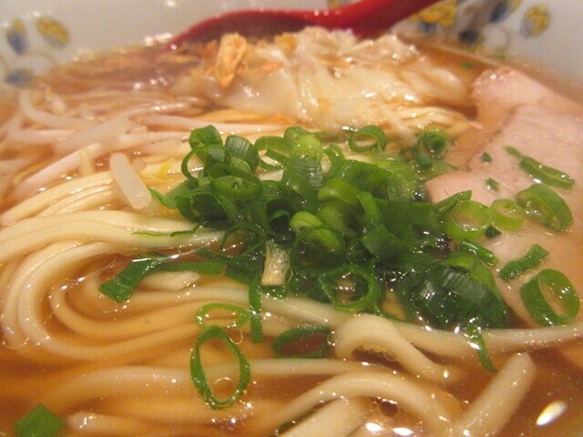 梅春園のラーメンレビュー中の様子