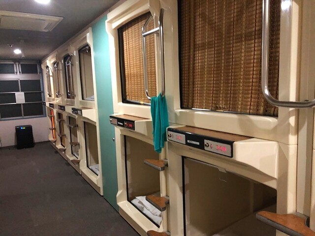 カプセルホテルの部屋は２段ベッド