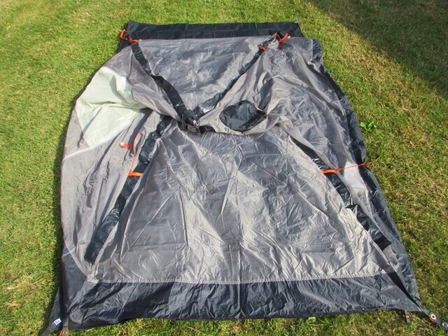 >伸ばしたポールをテントに挿入して立ち上げている様子