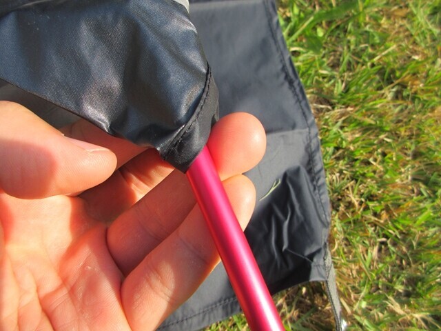 伸ばしたテントポールを四隅にある筒の中に通して設営する