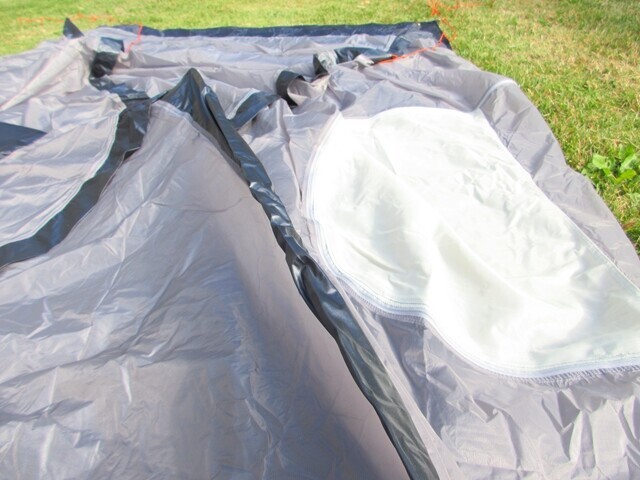 テント本体に押し込むようにテントポールをいれて設営する