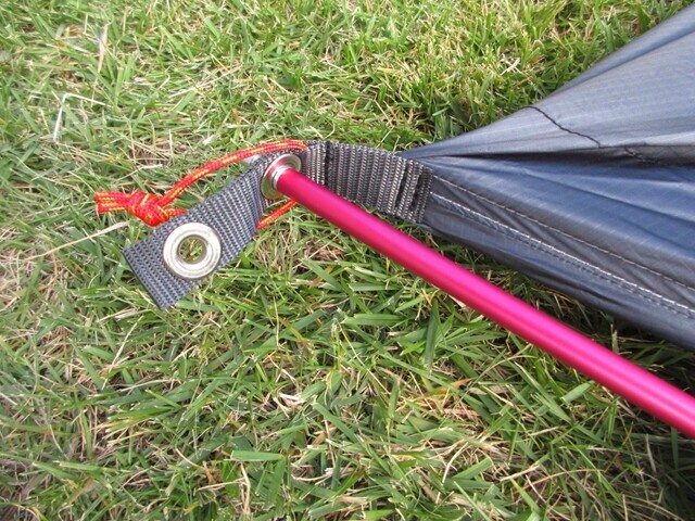 カミナドーム２テントの四隅にあるグロメットへテントポールを差し込めば設営ＯＫ