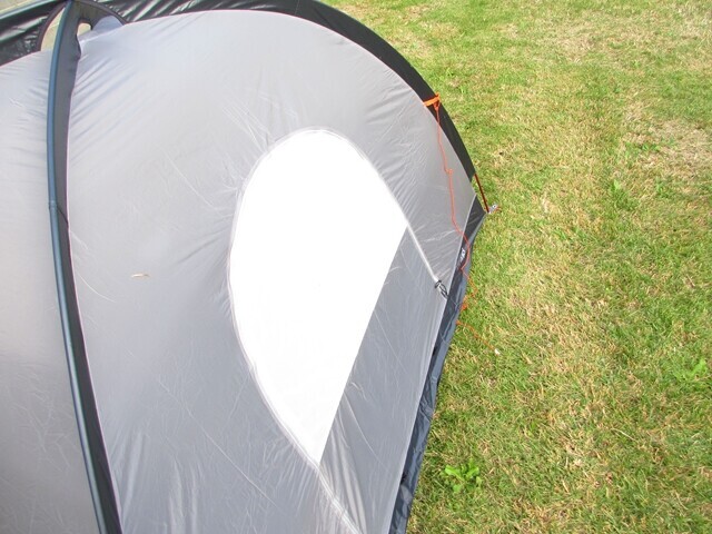 もう１つのテントポールを入れて立ち上げれば設営はほぼ完成