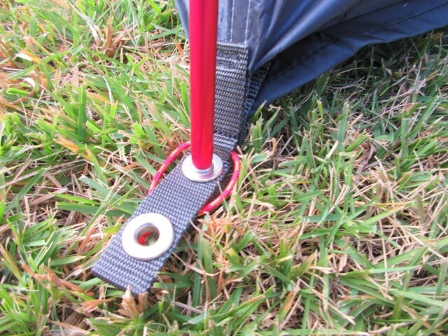 グロメットの所にもペグがさせるようループが付いている