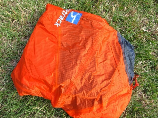 ペグで固定したらテント本体にフライシートを被せて設営する