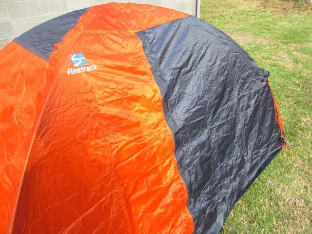 テント本体のベンチレーションとフライのベンチレーションが重なるよう向きに気を付けながら設営する