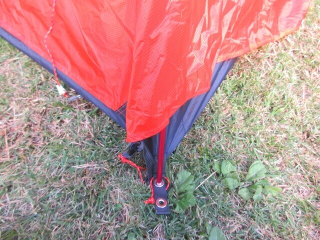 フライシート調整用のアジャスターで張り具合を調整している様子