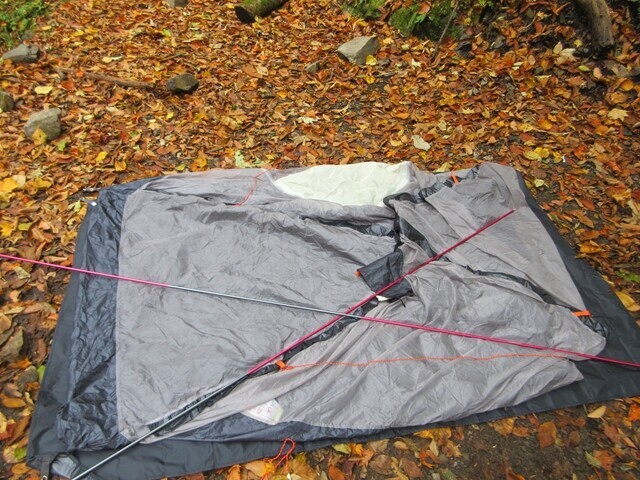 カミナドーム２の本体にテントポールを入れれば設営は完成