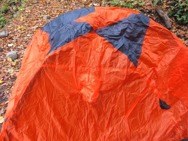 フライシートをテント本体に被せて形を整えて設営完成