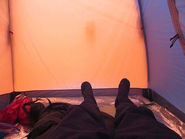 足を伸ばしても広々と使えている様子