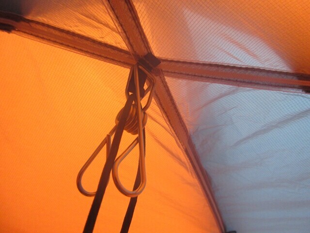 洗濯バサミを使ってカミナドーム２の天井のループにＬＥＤライトを固定した様子