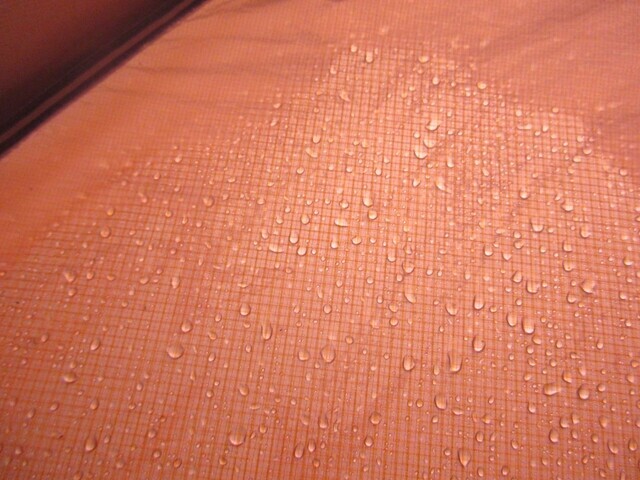 ファイントラックカミナドーム２の雨を弾いている様子