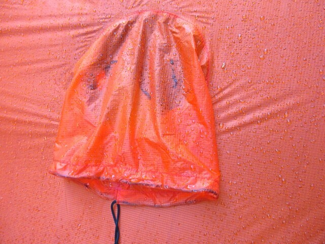 ファイントラックカミナドーム２のベンチレーションが雨で潰れている様子