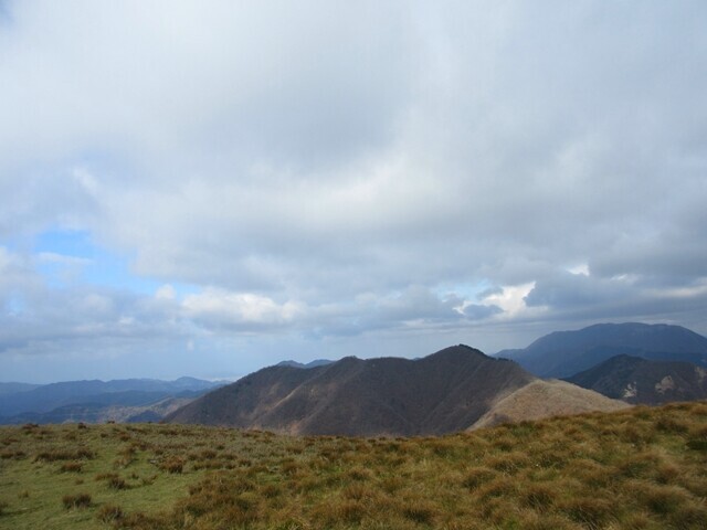 竜ヶ岳山頂から静ヶ岳の景色