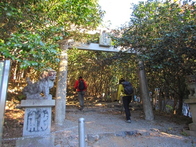 北尾根コースから入道ヶ岳を目指して登山スタートの様子