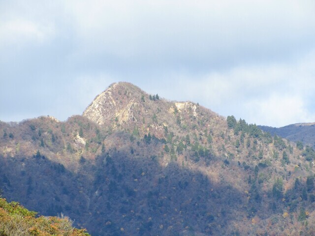 入道ヶ岳北尾根登山ルートからの鎌ヶ岳景色