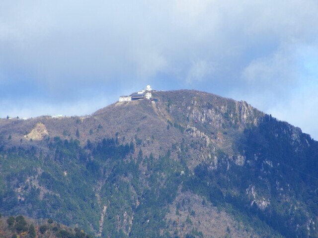 入道ヶ岳北尾根登山ルートからの御在所岳景色