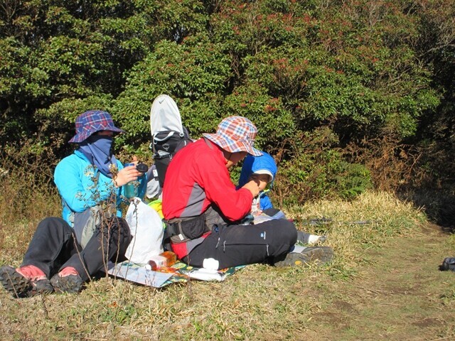 入道ヶ岳で登山家族と合流の様子