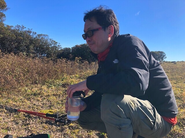 入道ヶ岳登山で休憩中の男性