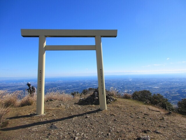 入道ヶ岳の山頂と標高