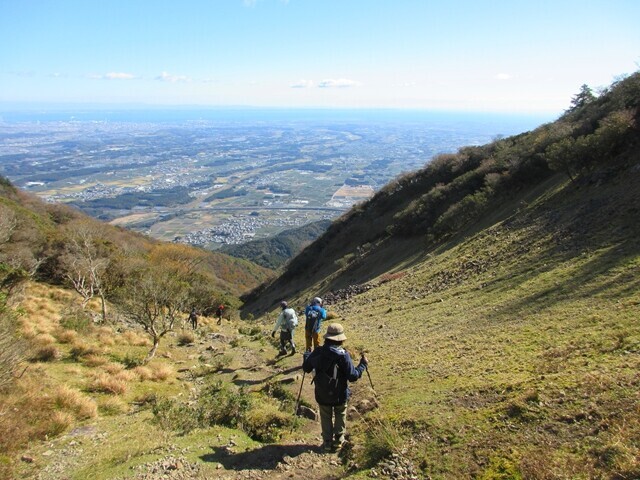 入道ヶ岳の山頂から井戸谷コースの様子