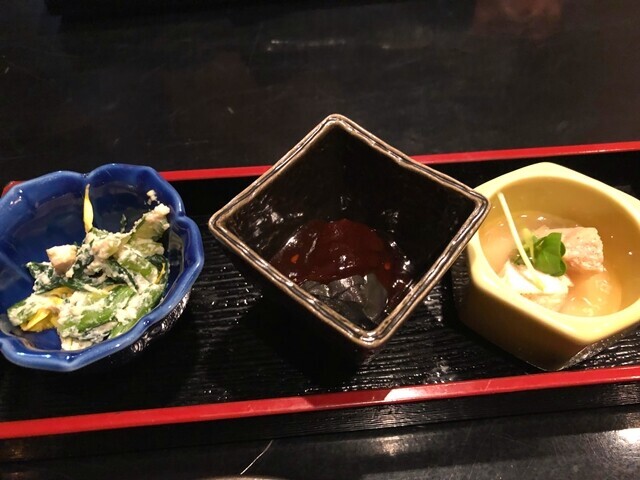 三重人四日市でで食べた宴会料理のレビュー開始の様子