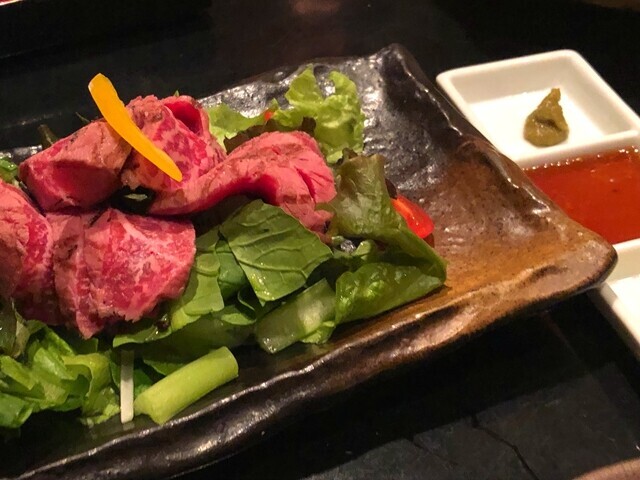 三重人で注文した松坂牛のタタキ
