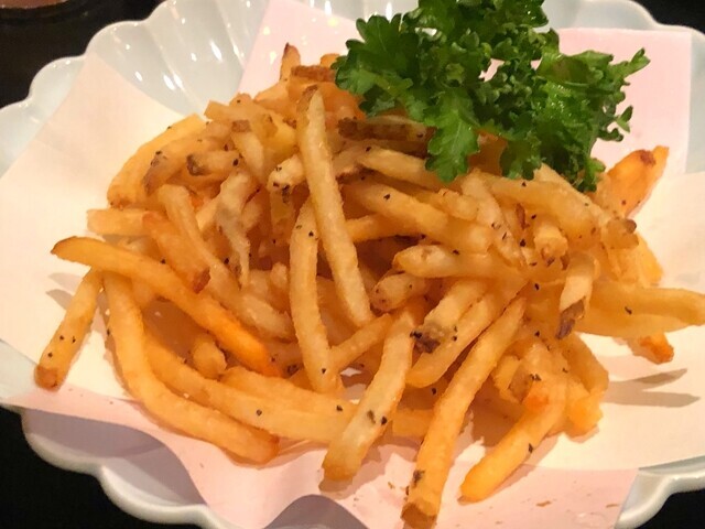 三重人四日市のフライドポテトレビューの様子