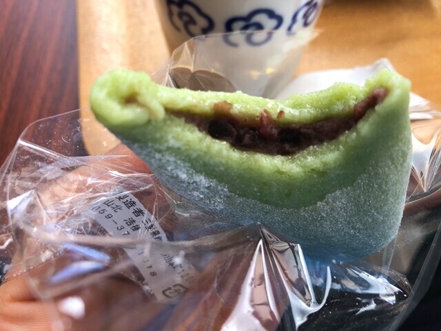 椿茶園の椿草餅のレビューしている様子