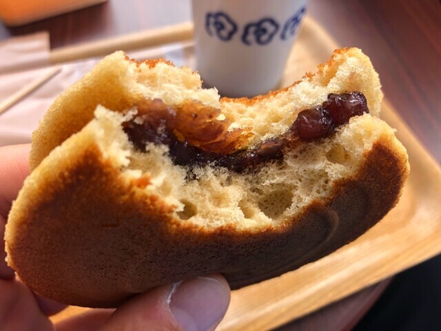 椿茶園のどら焼きを食べてレビュー中の様子