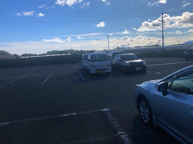 鈴鹿さつき温泉の無料駐車場の様子